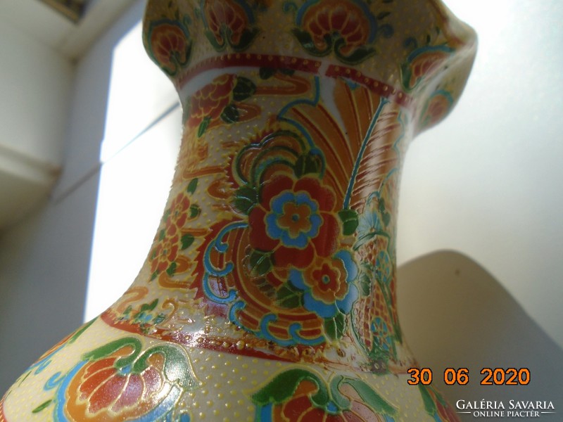 Kínai váza 2 életképpel,virágokkal,kidomborodó festéssel,hullámos peremmel 22 cm