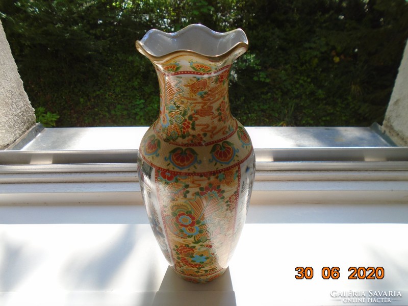 Kínai váza 2 életképpel,virágokkal,kidomborodó festéssel,hullámos peremmel 22 cm