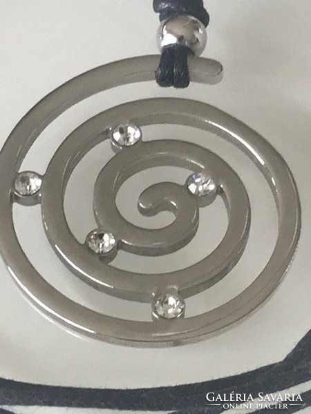 Modern  nyaklánc spirál alakú nemesacél medállal, Swarovski kristályokkal