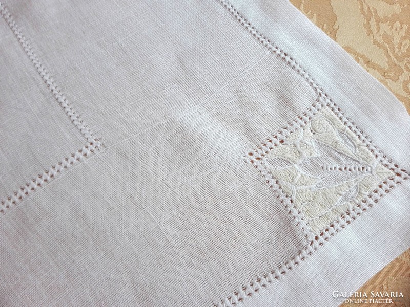 White, embroidered tablecloth, 72 x 68 cm