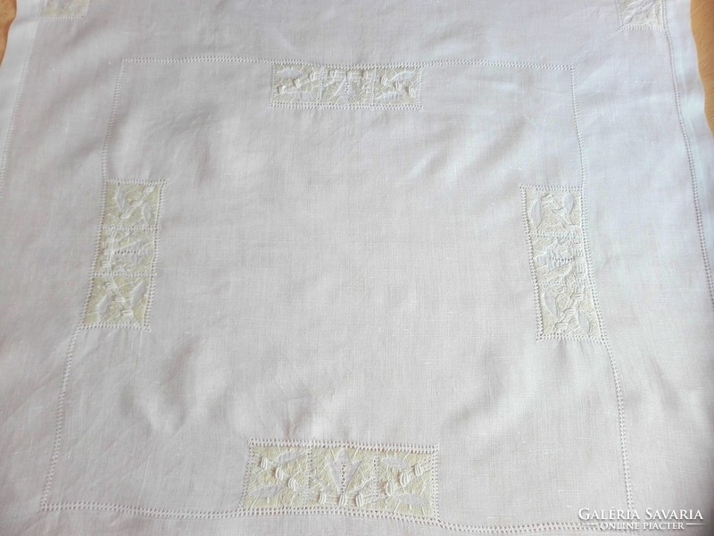 Fehér,  hímzett asztalterítő, 72 x 68 cm