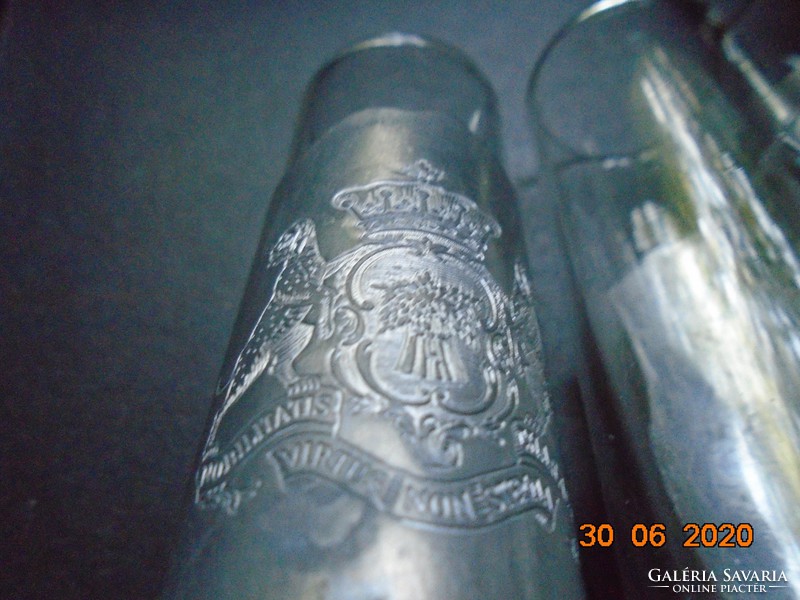 Set of glasses with the motto coat of arms of the Prince of Westminster virtus non stemma