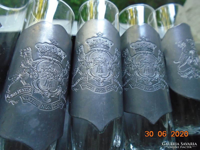 Set of glasses with the motto coat of arms of the Prince of Westminster virtus non stemma