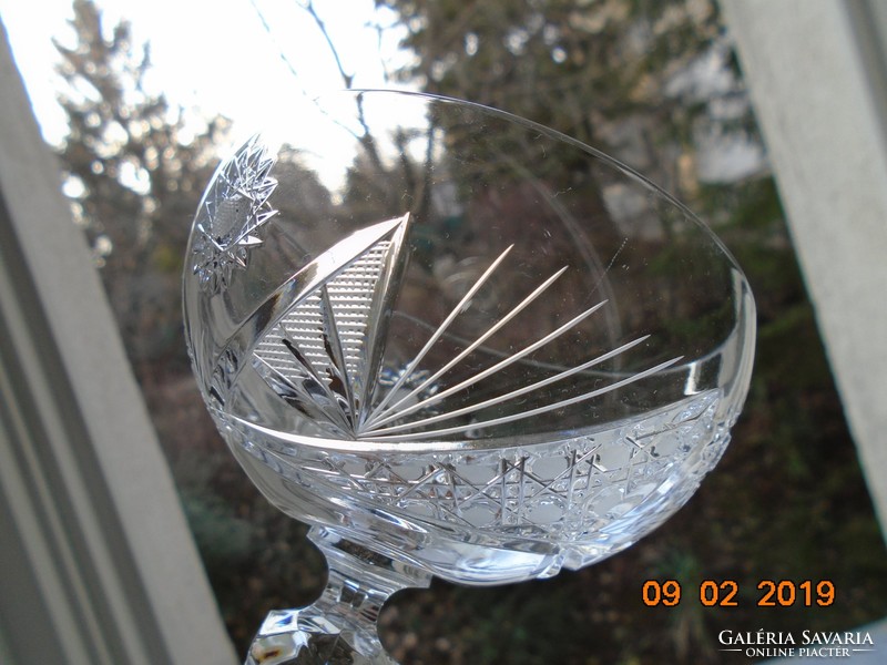 Részletgazdag csiszolatokkalt talpas  kristály pohár 14,5 cm