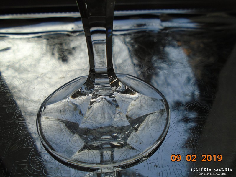 Részletgazdag csiszolatokkal talpas  kristály pohár