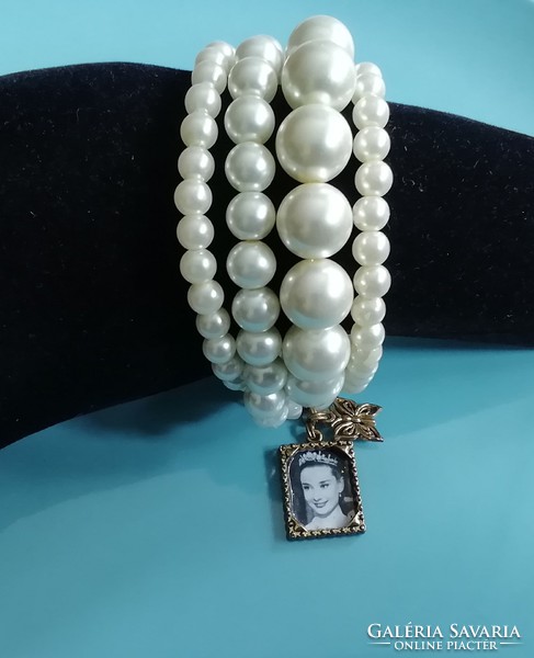 Pearl bracelet with szuzu