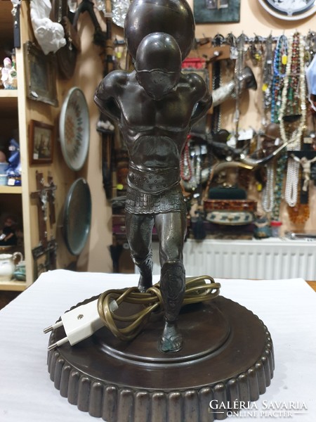 Régi figurális bronz asztali lámpa
