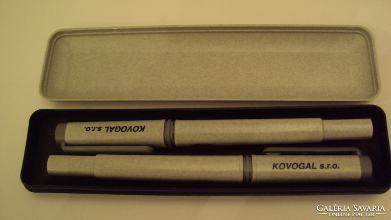 Szürke szögletesített tollkészlet---patronos írótoll + golyóstoll,saját dobozában.