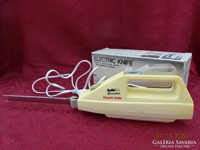 Electric knife, never used before. He has!