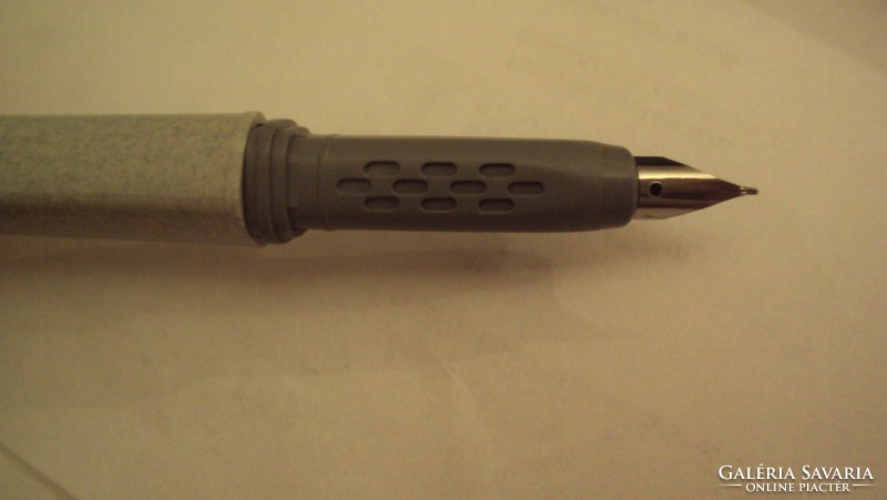 Szürke szögletesített tollkészlet---patronos írótoll + golyóstoll,saját dobozában.