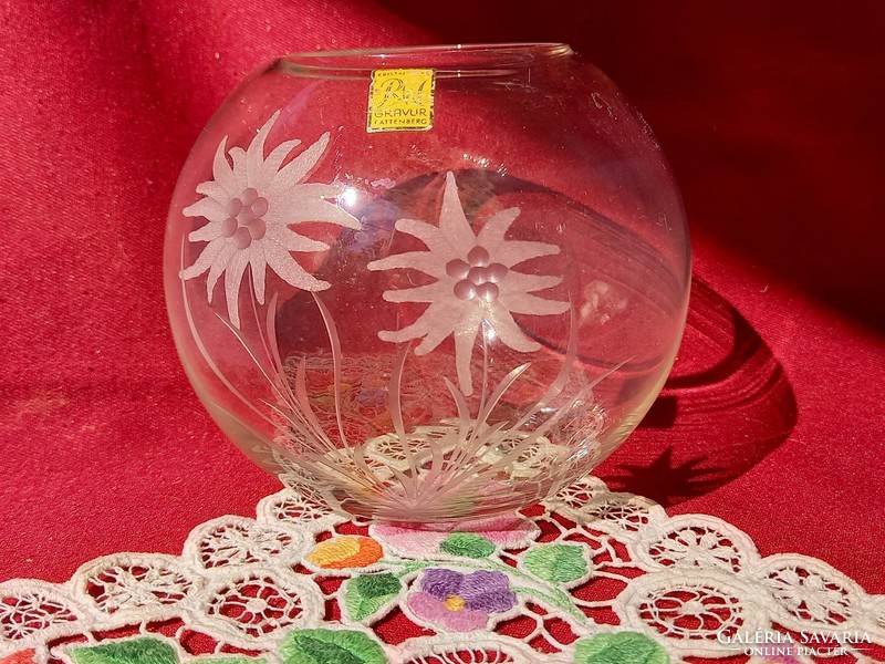 007 csiszolt kristály gömb  üveg váza havasi gyopár mintával 11 cm 