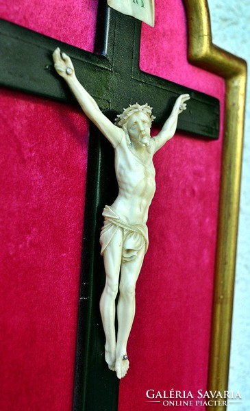 43. Antik TCSONT Jézus Krisztus (12.2 cm),  Korpusz, kereszt, 36cm keretben!