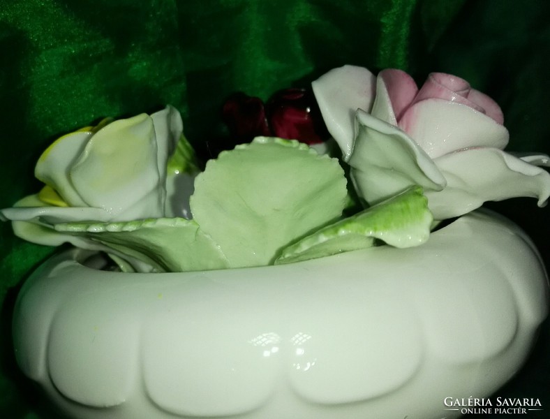 Royal Doulton, angol porcelán ,rózsás gyertyatartó....nincs lepattanás sehol.