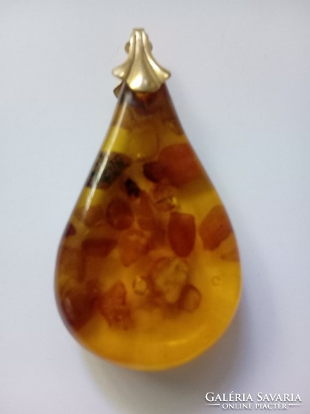 Amber pendant (205)