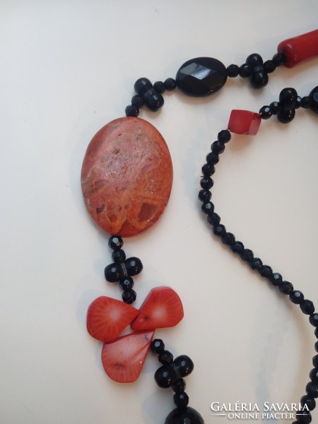 Coral and onyx chain (201)