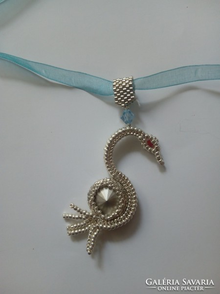 Swan made of swarovski pearls (557)