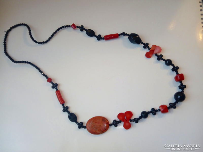 Coral and onyx chain (201)