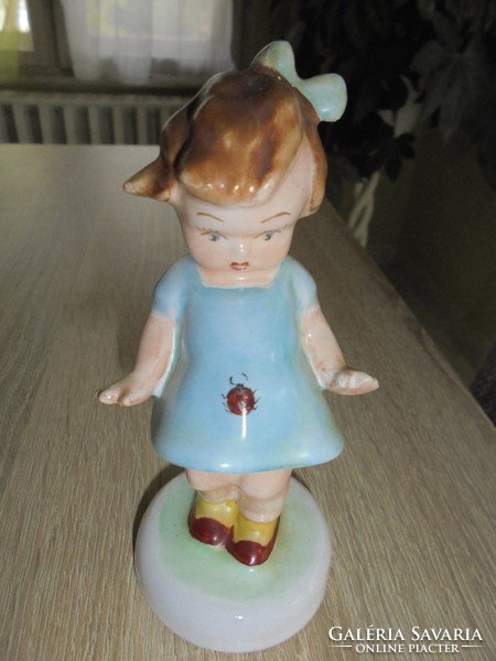 Bodrogkeresztúri kerámia katicás kislány figura