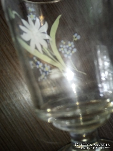 Virágmintás talpas pohár