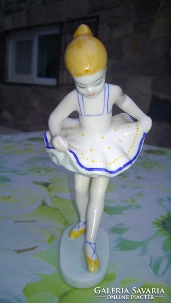 A kis balerina -Hollóházi figura-kézzel festve, hibátlan 14 cm-Ajándékba is !