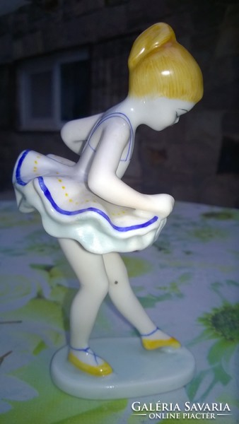A kis balerina -Hollóházi figura-kézzel festve, hibátlan 14 cm-Ajándékba is !