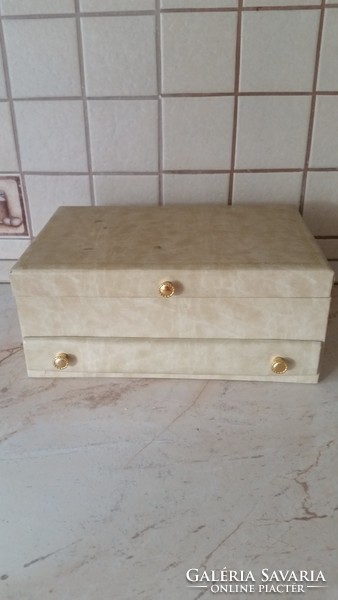 Leather Buxton jewelry box, jewelry holder for sale!