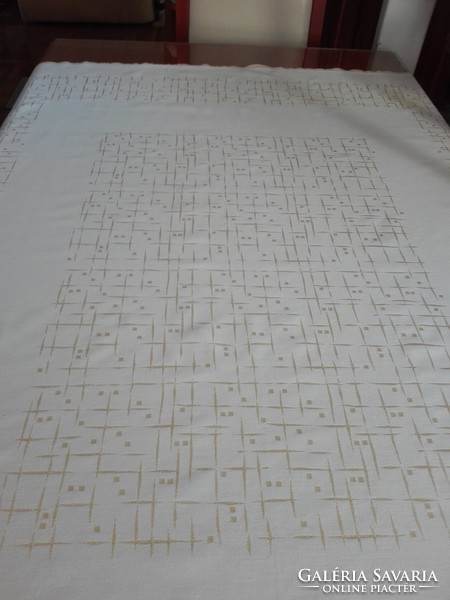 Krémszínű, modern mintás damaszt asztalterítő 110 x 140 cm