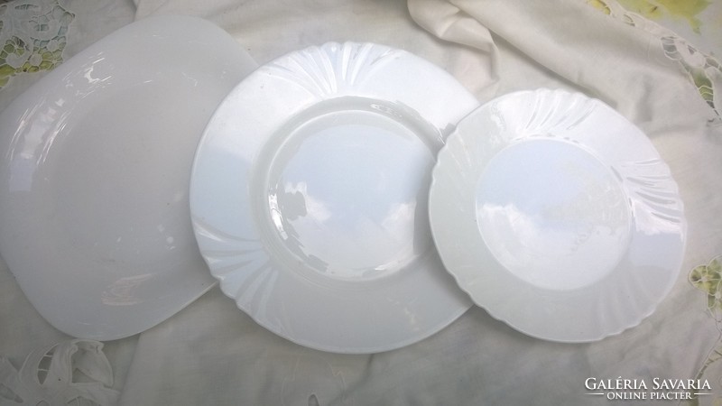 White plates 2 pcs + 1 serving