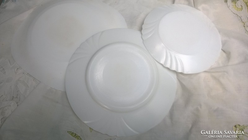 White plates 2 pcs + 1 serving