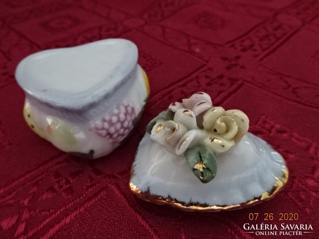 Heart-shaped porcelain centerpiece, mini jewelry holder, decorated with roses. He has!