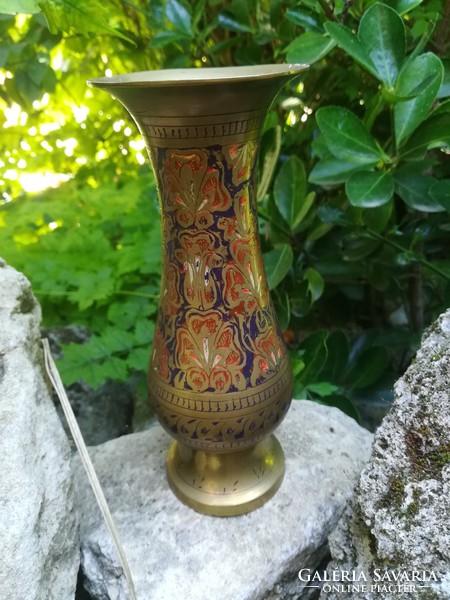 Keleti réz váza, oldalán vésett, festett díszítéssel