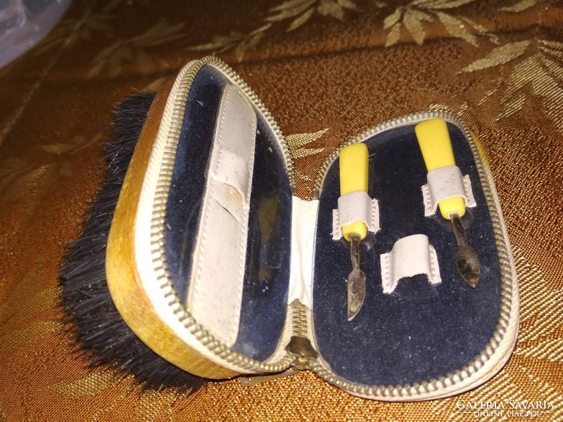 Retró cipőkefe bele épitett manikür készlettel