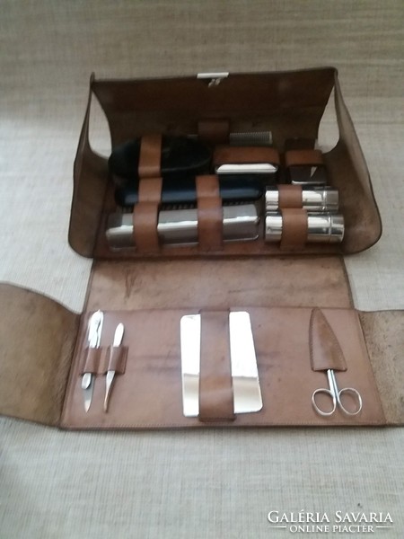Retro leather toiletry bag with matching accessories