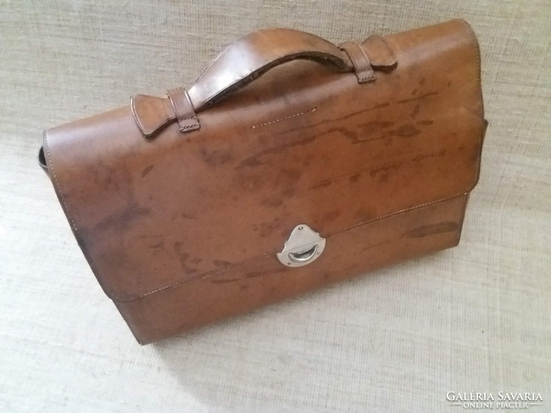 Retro leather toiletry bag with matching accessories