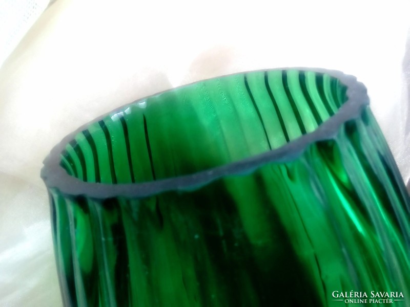 Emerald green ribbed glass vase 21cm