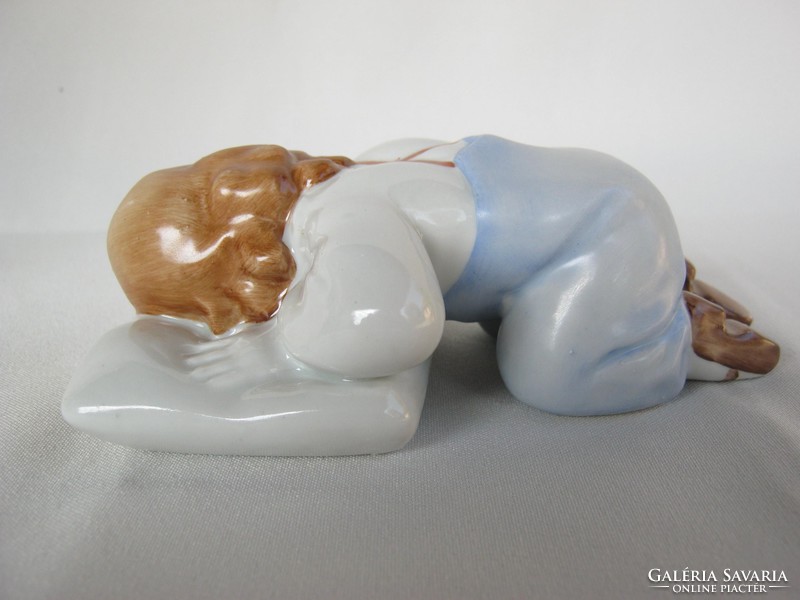 Zsolnay porcelán párnán fekvő alvó kisfiú