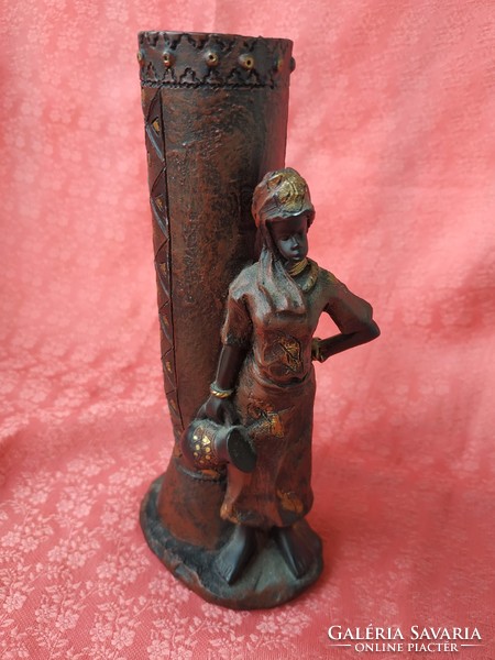 Afrikai nő korsóval, váza