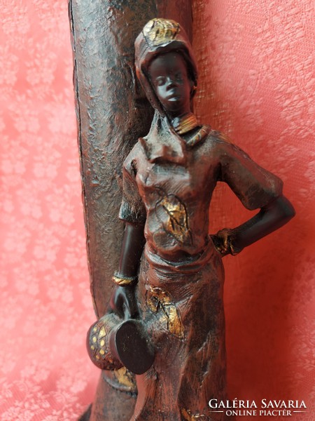 Afrikai nő korsóval, váza