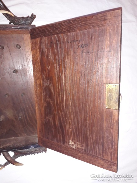 Antik - 1880 - agancs és vaddisznó agyarral díszített fa faragott vadász fali kulcsos szekrény