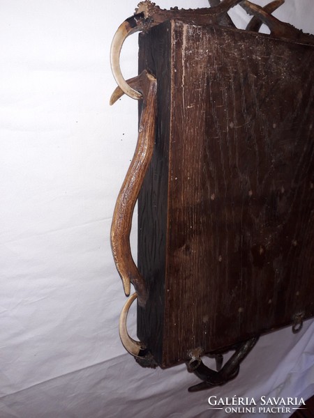 Antik - 1880 - agancs és vaddisznó agyarral díszített fa faragott vadász fali kulcsos szekrény