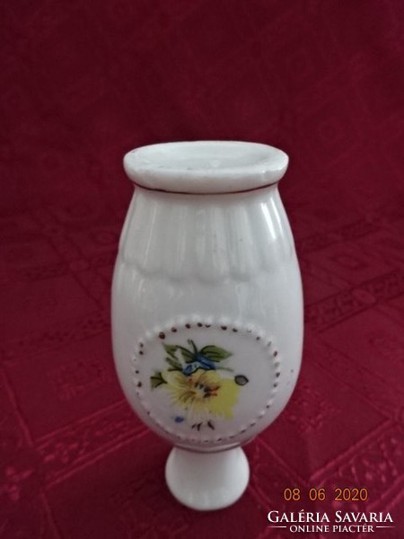 German porcelain vase, height 11 cm. Yellow flowers. He has!