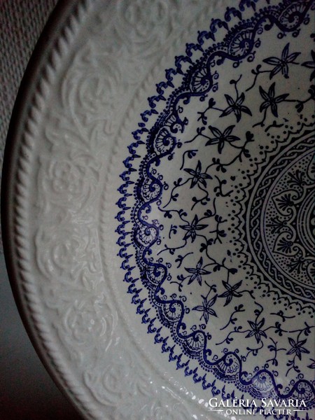 Arabesque blue rosette small flower pattern deep plate with wide embossed frame - 22 cm