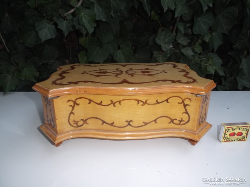 Box - inlaid - wood - 32 x 22 x 12 cm - biedermeyer - patterned on the sides - perfect - beautiful