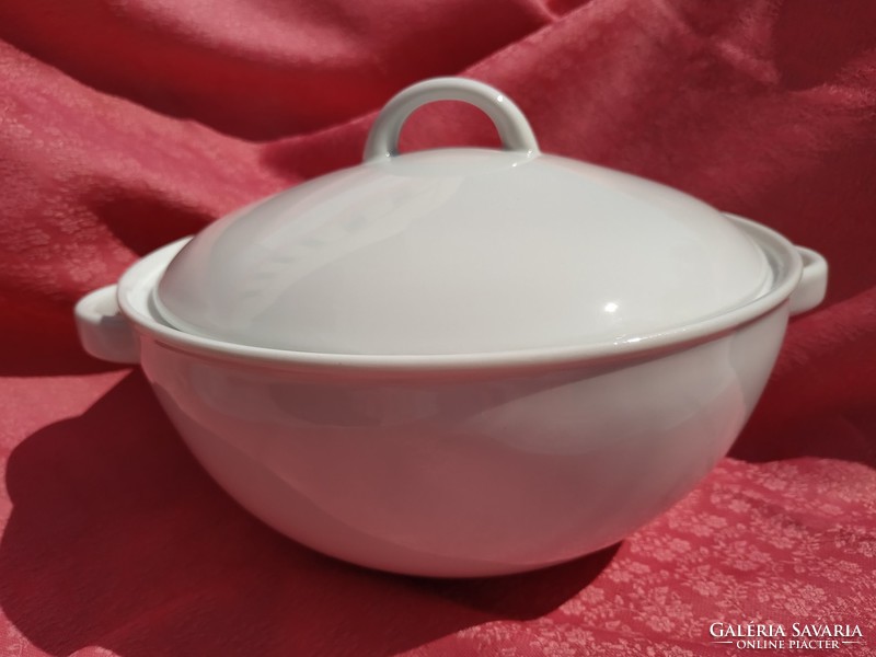 White porcelain soup offering 2-4 grains.