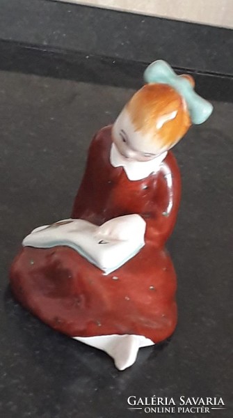 Olvasó lány Bodrogkeresztúri porcelán figura 13 cm