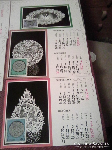 1988 évi különleges, posta-tiszta bélyeggel ellátott halasi csipkék képeslap naptár, tartóval.