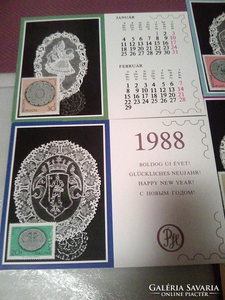 1988 évi különleges, posta-tiszta bélyeggel ellátott halasi csipkék képeslap naptár, tartóval.