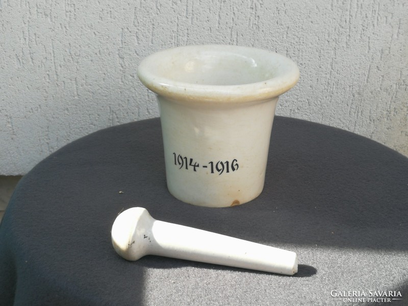 Hadi mozsár, első világháború, porcelán anyagból! Patika mozsár jó állapotban! Porcelán pici  ütővel