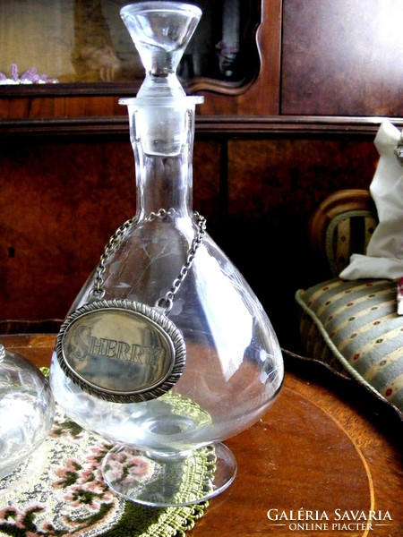 Antik, csiszolt üveg, kristály és festett italos palackok, ezüstözött címkével, darabonként is