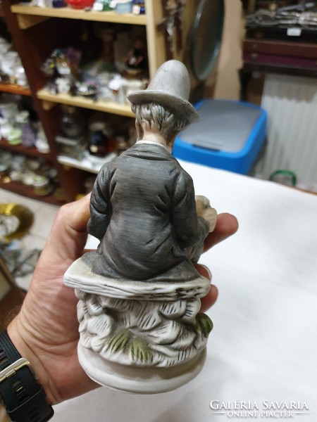 Porcelán férfi figura 
